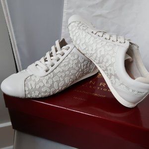 Taryn Rose women lace up sneakers white leather size US 5.5